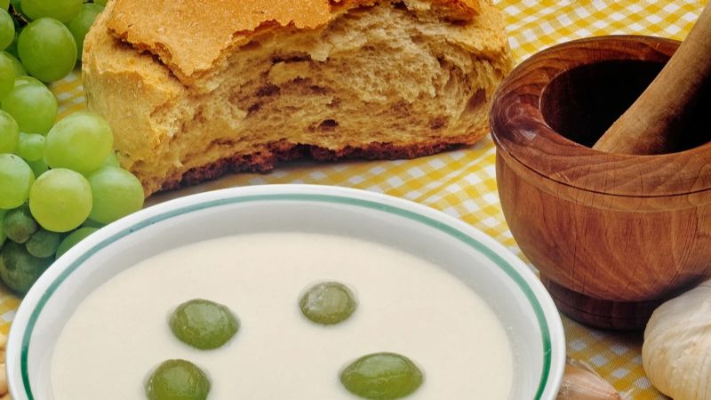 Ajoblanco malagueño, la receta más fácil de esta sopa fría ideal para disfrutar esta temporada