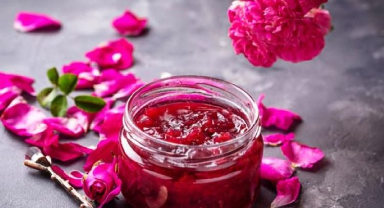Si buscas sorprender a tu enamorado, apunta esta receta súper fácil de mermelada de pétalos de rosa