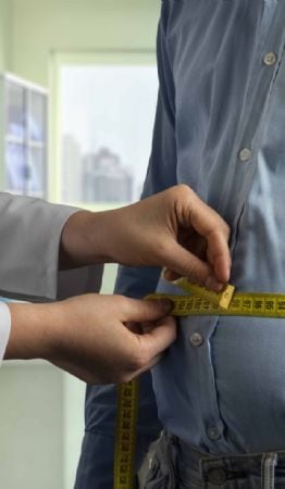 Expertos advierten sobre la grasa visceral: el hábito popular en España que afecta a los hombres