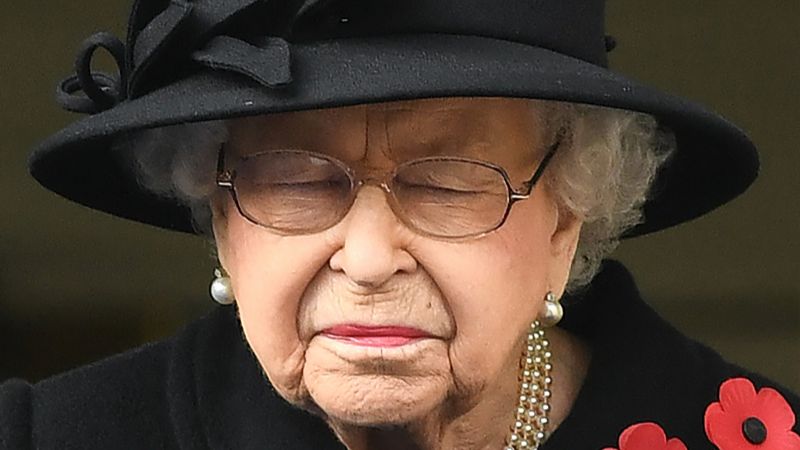 Las señales que dejan entrever el tortuoso presente de la Reina Isabel