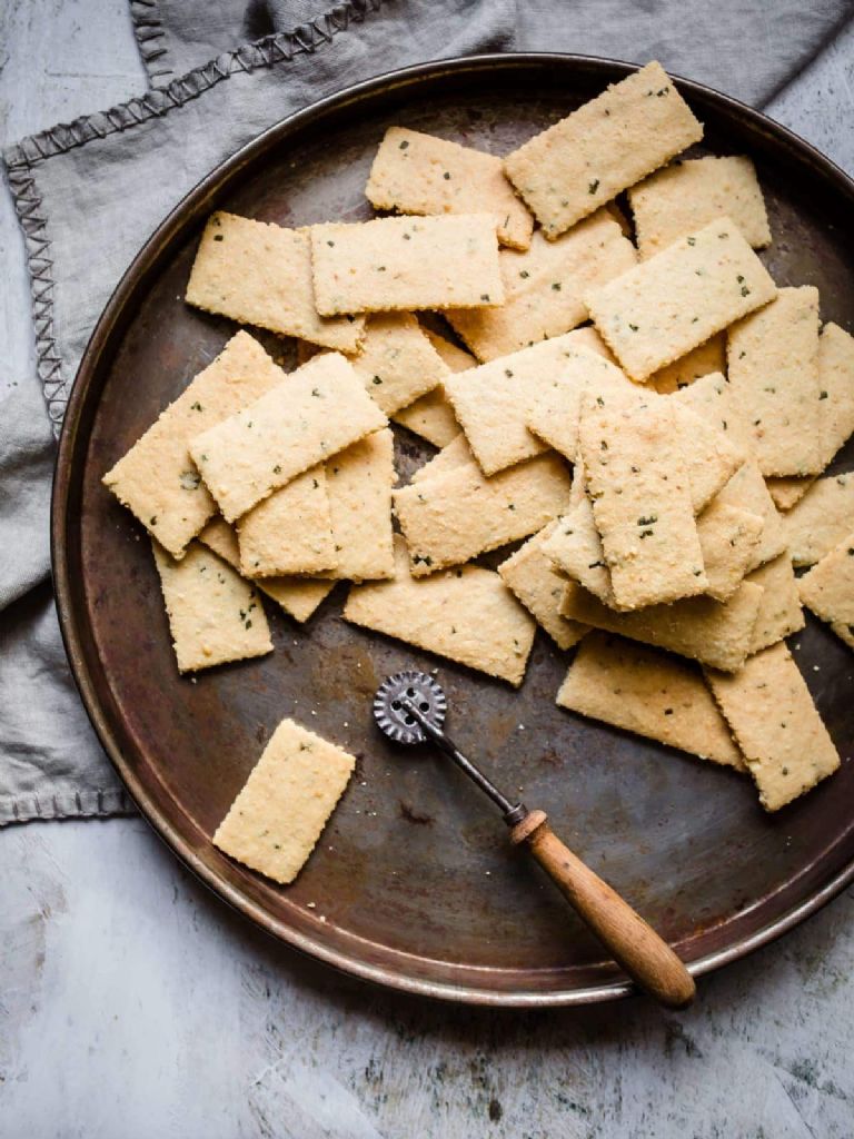 La receta de las crackers keto que puedes comer sin salirte de la