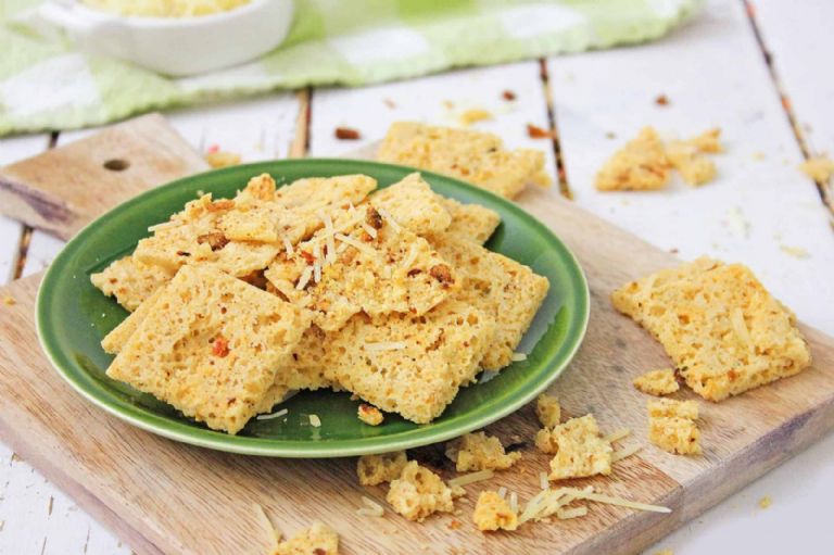 La receta de las crackers keto que puedes comer sin salirte de la