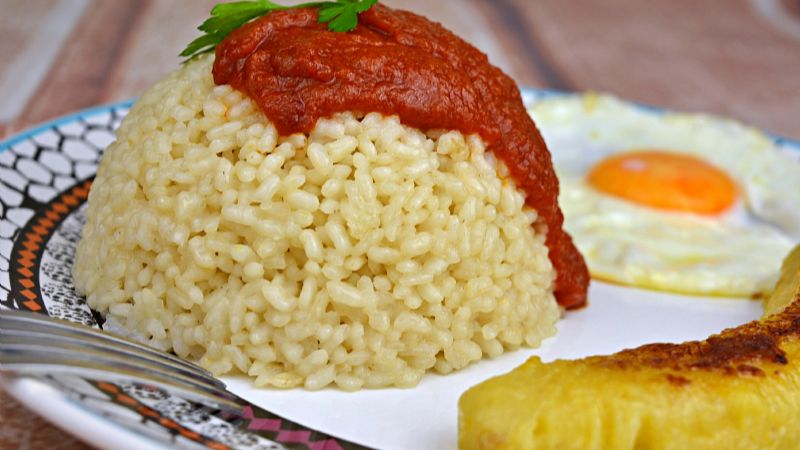 La receta de arroz a la cubana que es espaola aunque su nombre no lo diga