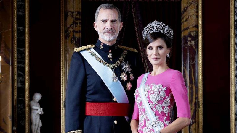 El Rey Felipe deslumbra a todos tras seguir de cerca los pasos de su esposa, la Reina Letizia
