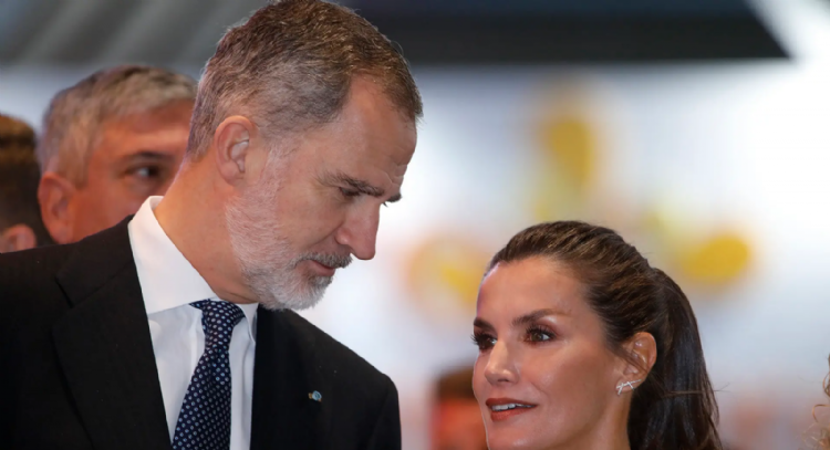El Rey Felipe y su particular gesto con la Reina Letizia