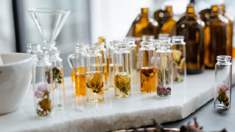 Los 5 perfumes que huelen a té, son irresistibles y duran todo el día