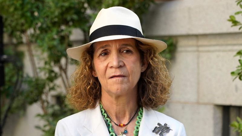El silencio de la Infanta Elena pone en la cuerda floja a su padre