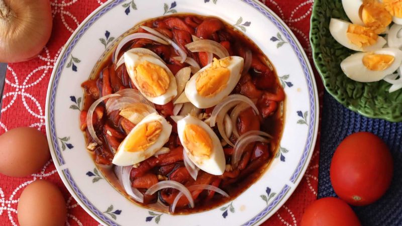 Receta de zorongollo tradicional, la deliciosa ensalada extremeña que lleva huevos mollet