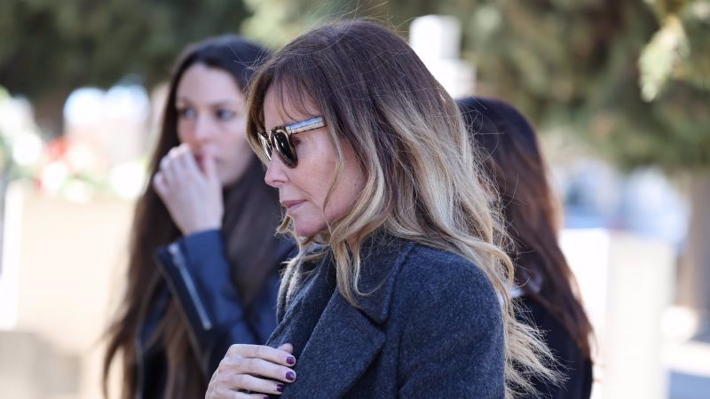 El desconsuelo de Lara Dibildos tras el entierro de su madre, Laura Valenzuela