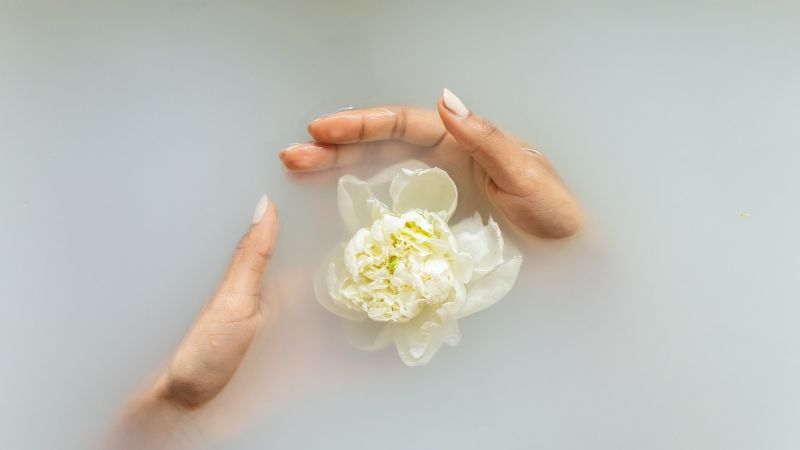 Las uñas blancas decoradas son la manicura tendencia que destaca por su elegancia