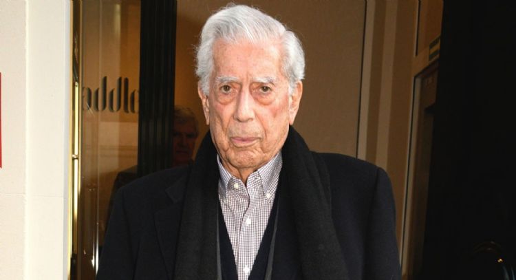 Mario Vargas Llosa recibe un regalo que le recordará a quién le debe lealtad pese a Isabel Preysler