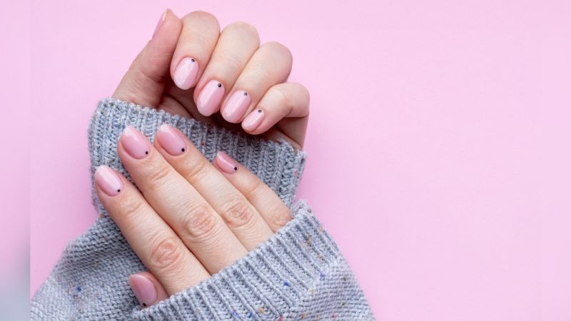 Manicura con puntos: el diseño perfecto para lucir tus uñas en la nueva temporada
