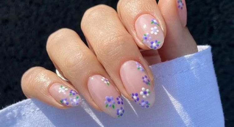 El truco en la manicura de flores que puedes hacer en casa como una experta en nail art