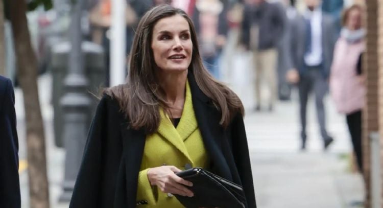 Letizia apuesta al color pistacho para elevar un look de trabajo desabrido