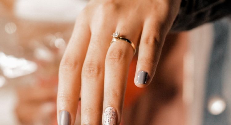 Si estás buscando una manicura elegante sin renunciar a nada, las uñas grises son tu comodín